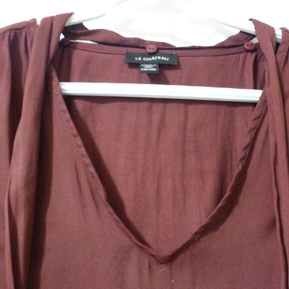 LE CHATEAU maroon v-neck top with ties - Picture 7 of 11